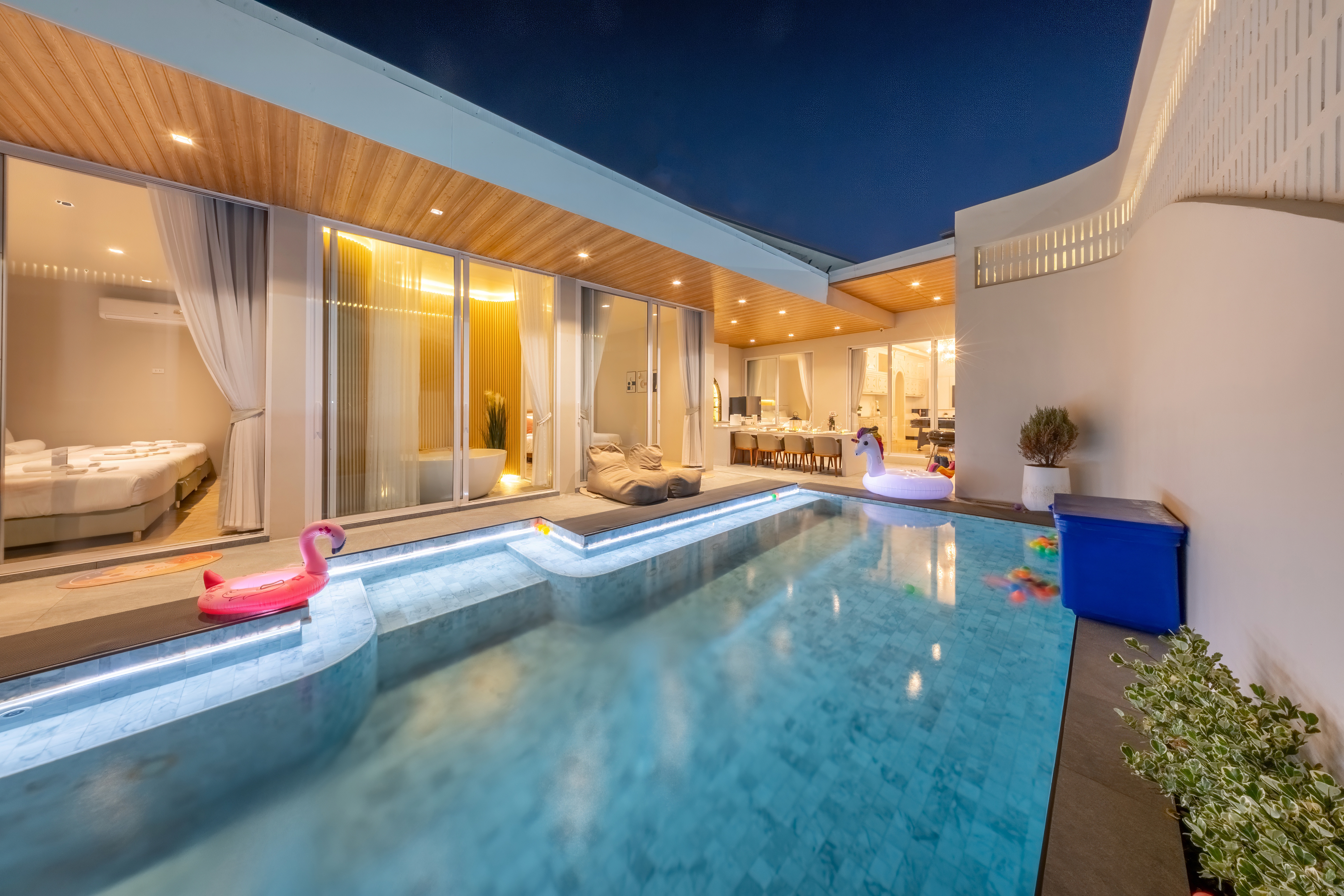 Curve Pool Villa Image 2